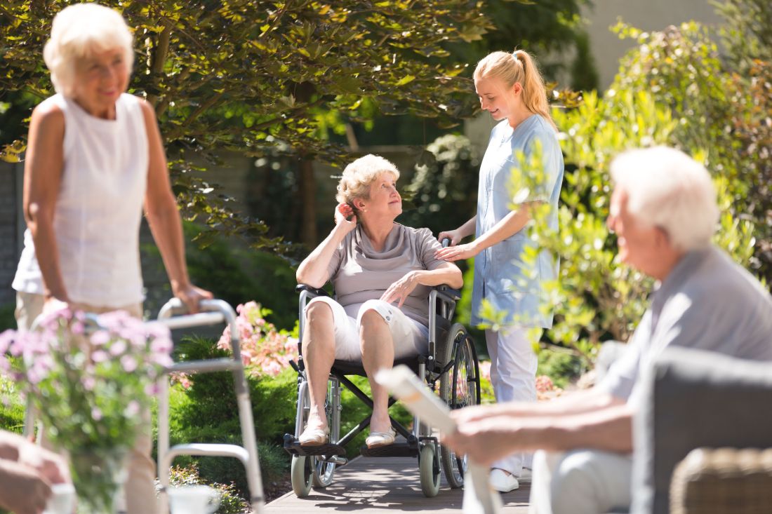 residencia de ancianos con jardines